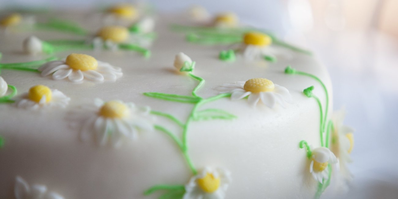 Daisy floral cake